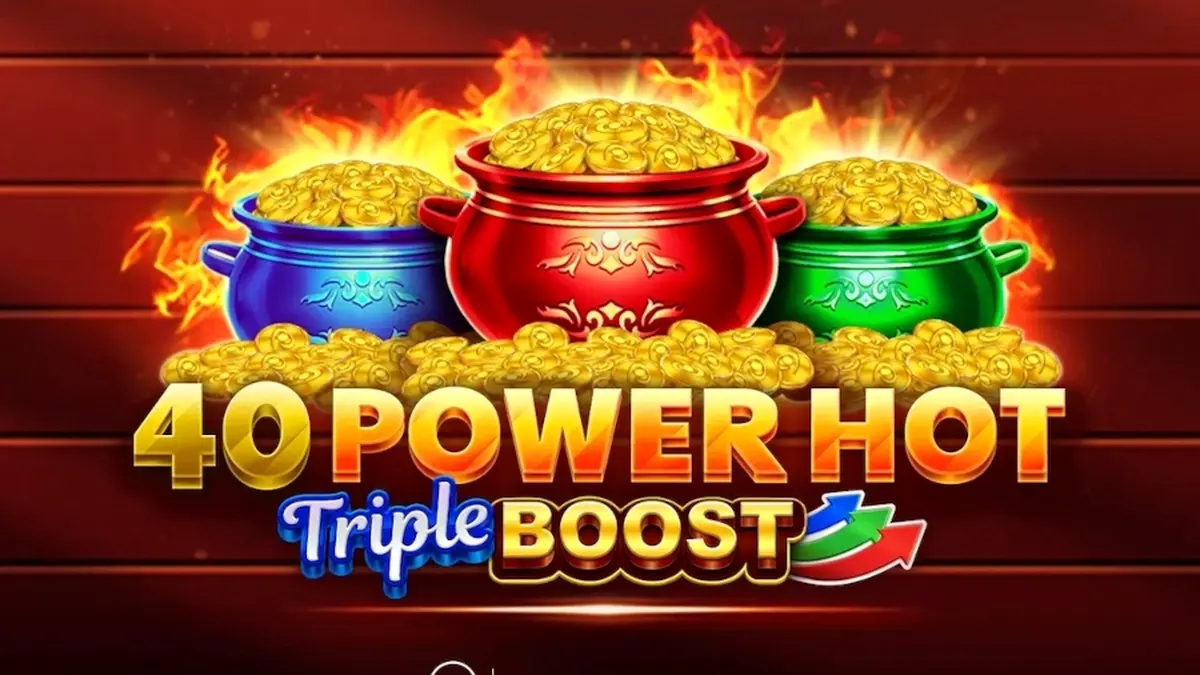 Tampilan layar mesin slot 40 Power Hot Triple Boost dengan simbol-simbol klasik yang menyala.